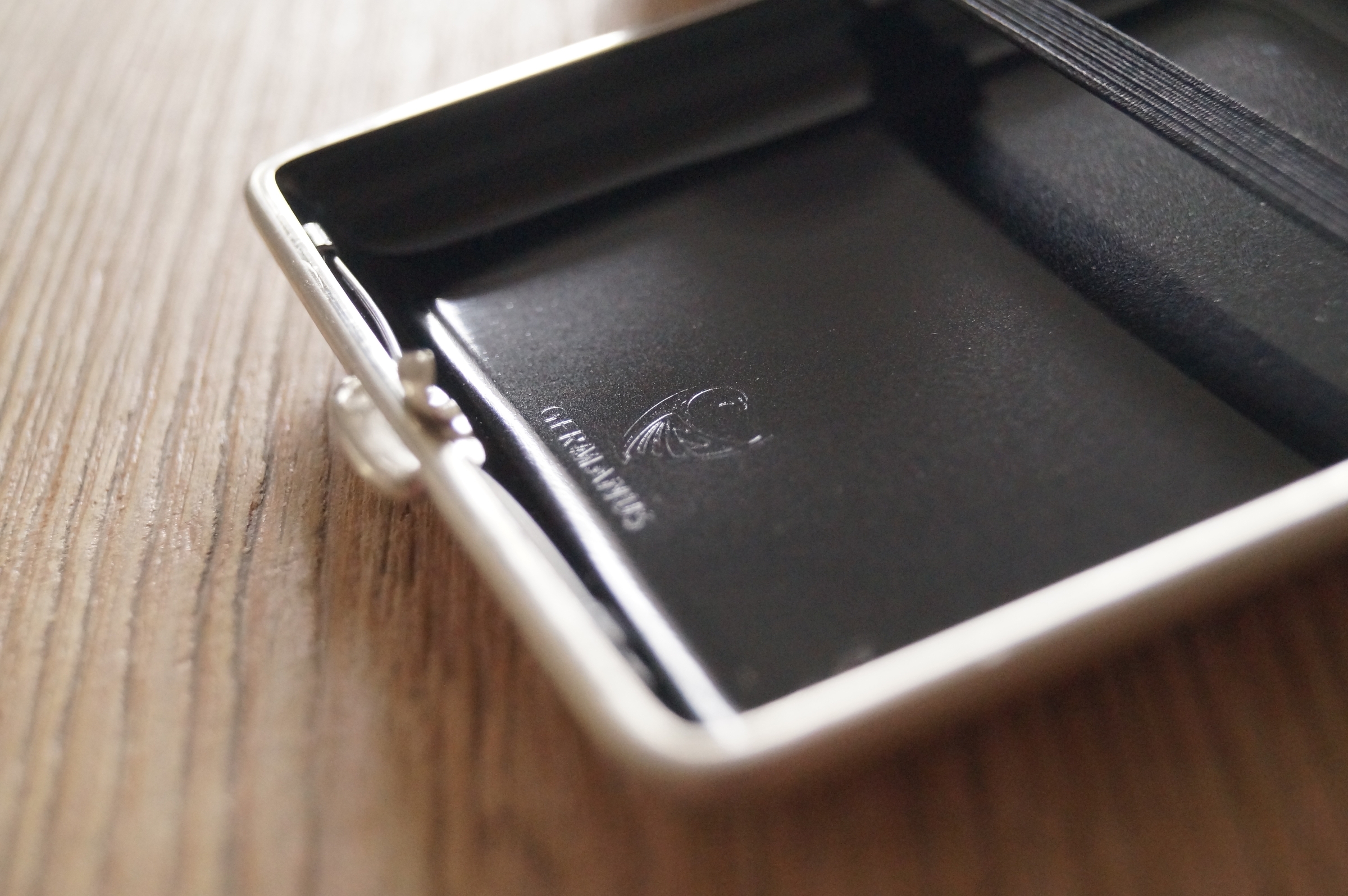 GERMANUS Zigarettenetui - Metall mit Leder Bezug - Made in Germany  - Design Schottisch Sand