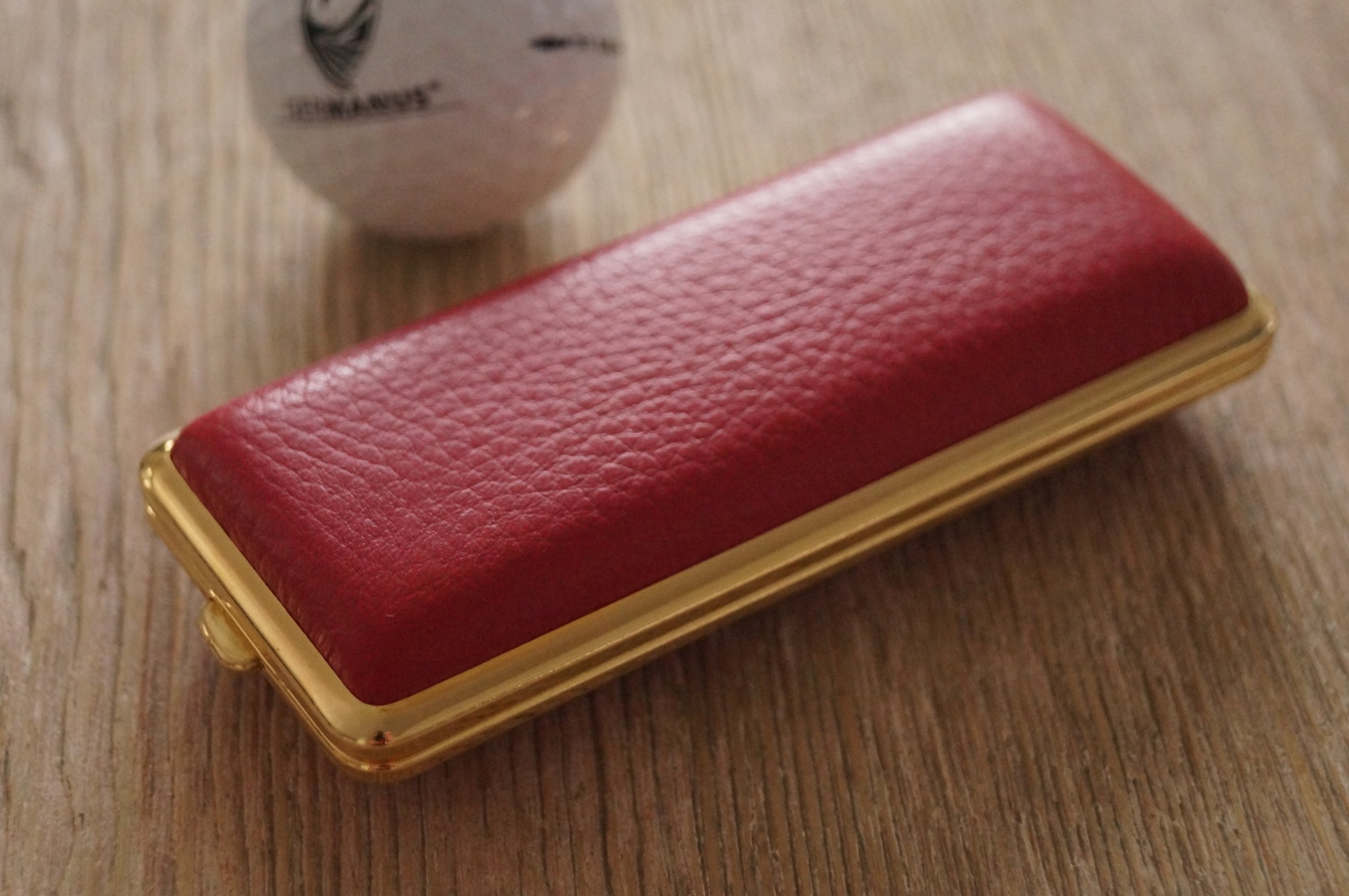GERMANUS Zigarettenetui - Metall mit Leder Bezug - Made in Germany  - Design Hirsch Leder Rot Gold lang